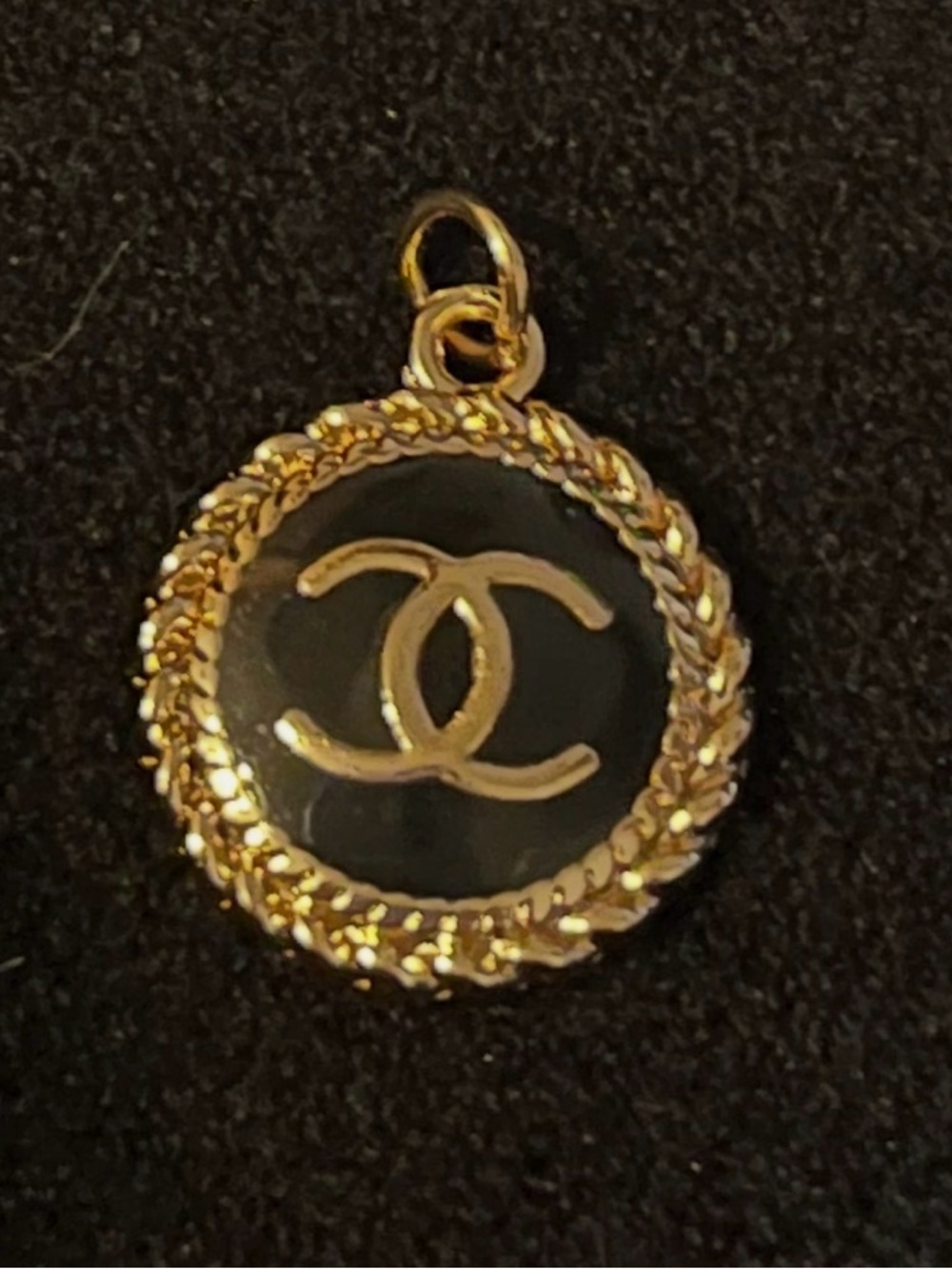 Fashion Jewelry Black and Gold Round Interlocking Pendant Necklace